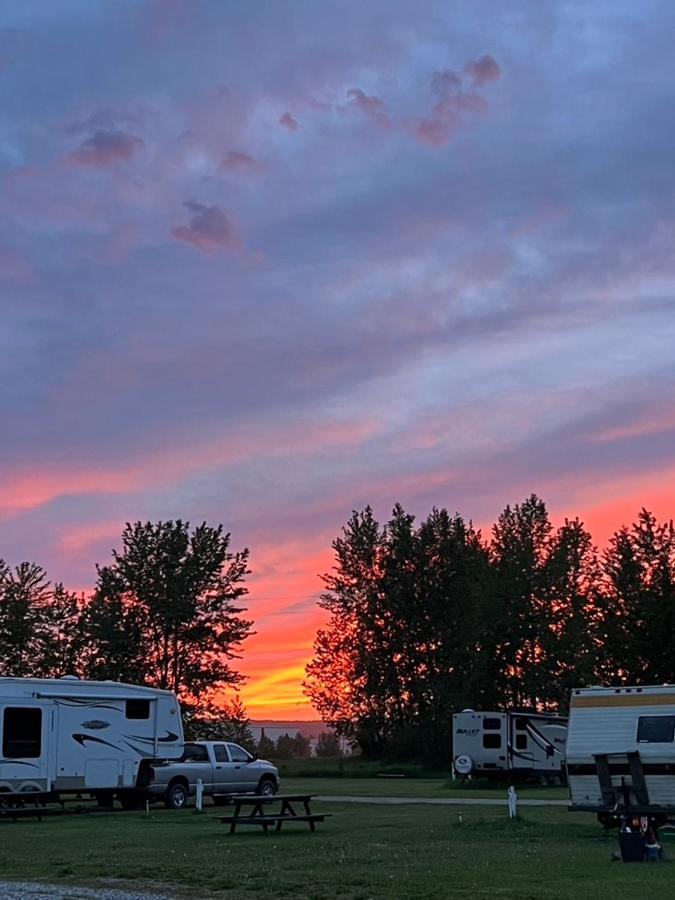 Airport Inn Quesnel Buitenkant foto