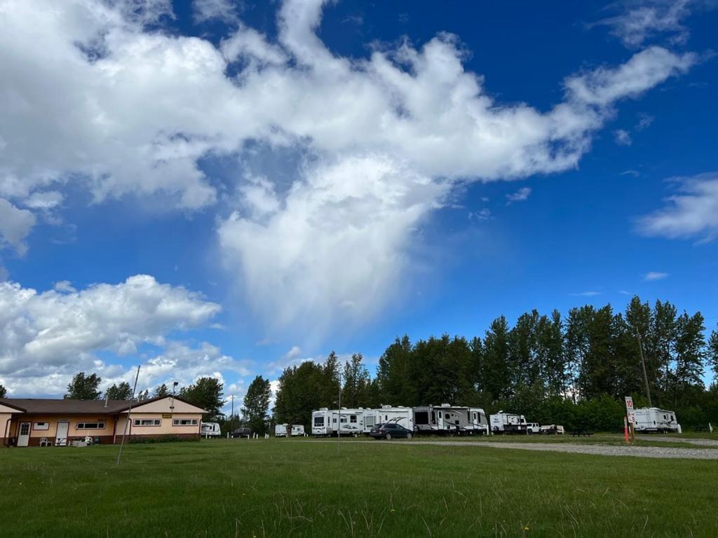 Airport Inn Quesnel Buitenkant foto