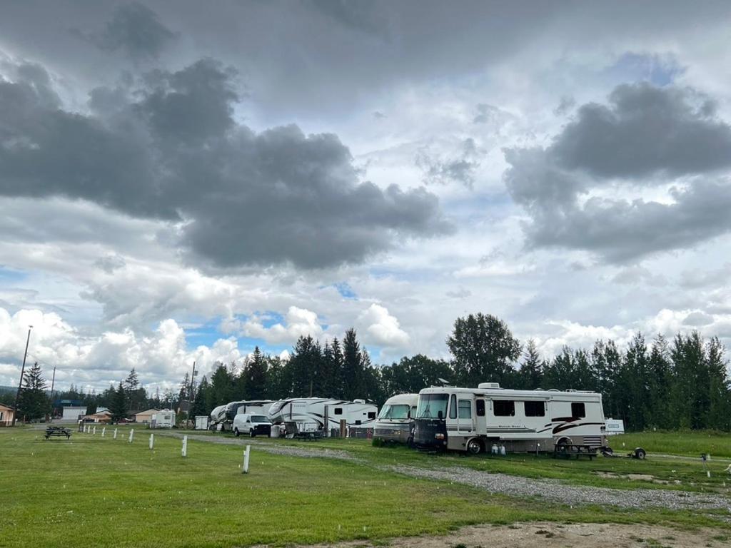 Airport Inn Quesnel Buitenkant foto