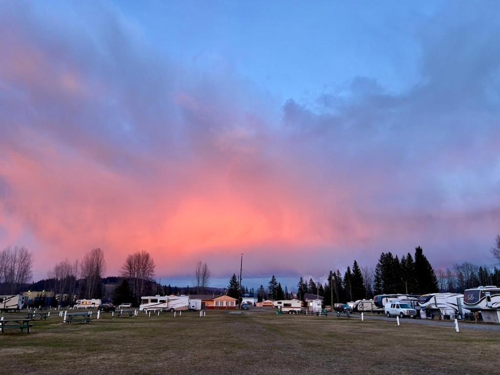 Airport Inn Quesnel Buitenkant foto