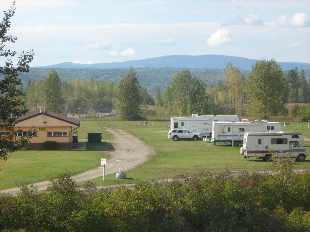 Airport Inn Quesnel Buitenkant foto